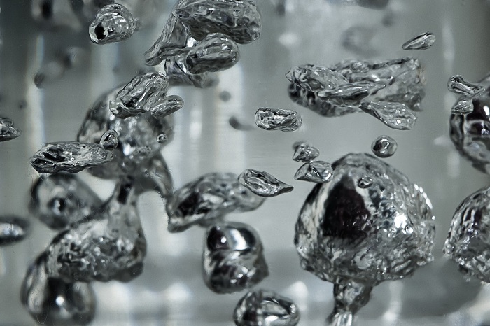 Droplets and bubbles of liquid mercury