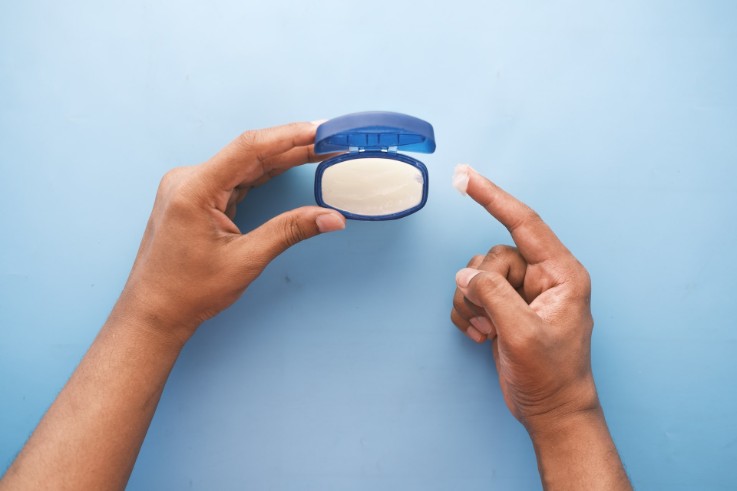 Does Vaseline Help Wrinkles? What Exactly Does It Do for the Skin? 3